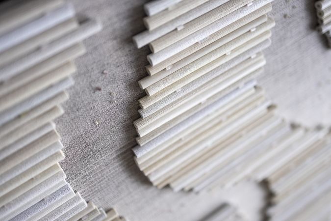 Linnen spandraden vormen de structurele basis van het biomorfische wandobject