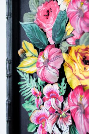 Gevormde, zelfdragende elementen van textiel binnen nostalgische wanddecoratie