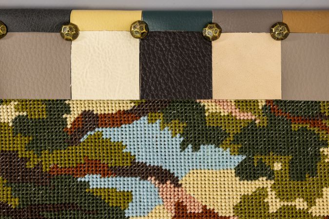 Wandpaneel op basis van historische textiel-upcycling met geborduurd flamingomotief en handgesneden nepleren rand