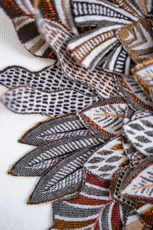 Met de hand gesneden textiellagen, verstevigd met bloemendraad, voor textiele wandobjecten