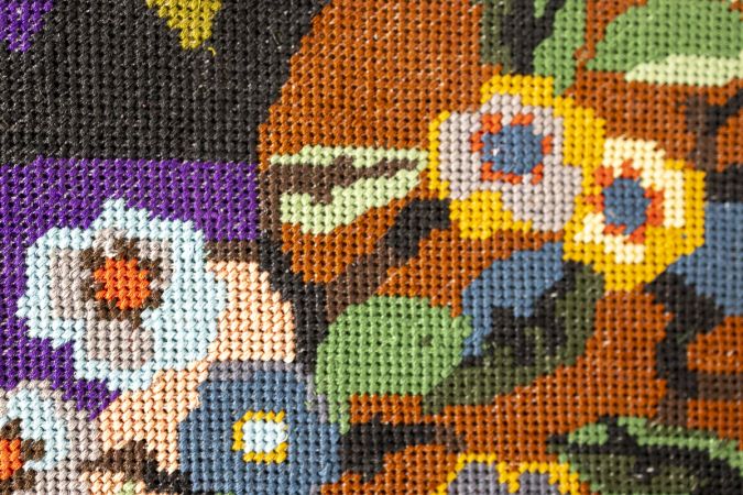 Geüpcycled geborduurd textiel gemonteerd als hedendaags wandpaneel voor interieurtoepassingen