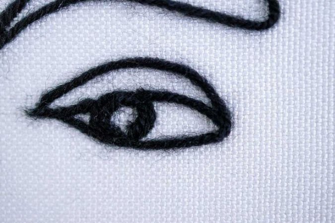 Linnen span­draden vormen de structurele basis van het biomorfische wandobject