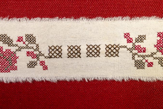 embroidery as connecting element of Modular textile wall panels