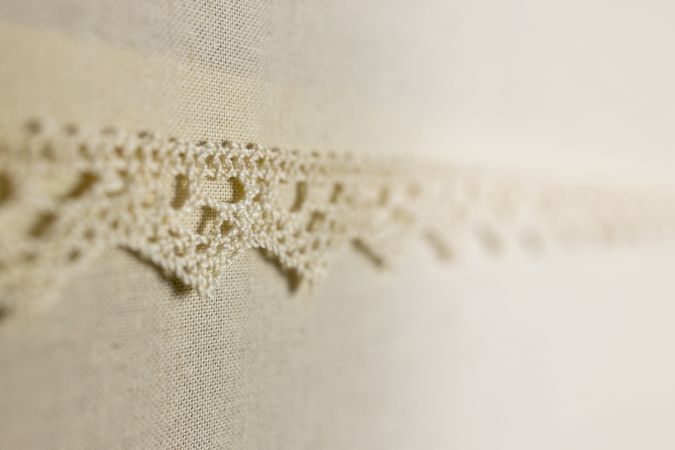 Vintage kant als element van wandpanelen van textiel